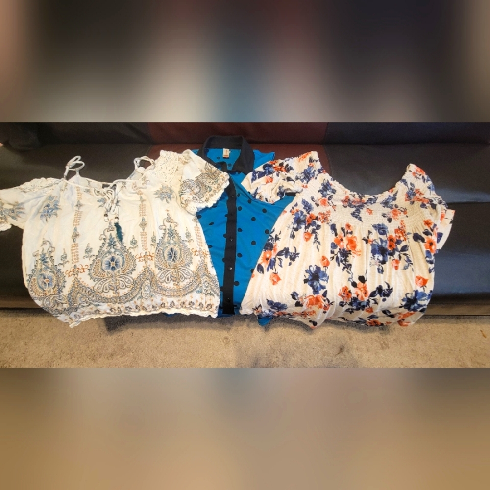 Women's medium tops. Lot of 3.